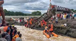 ইন্দ্রায়নী ব্রিজ ভেঙে মৃত্যু